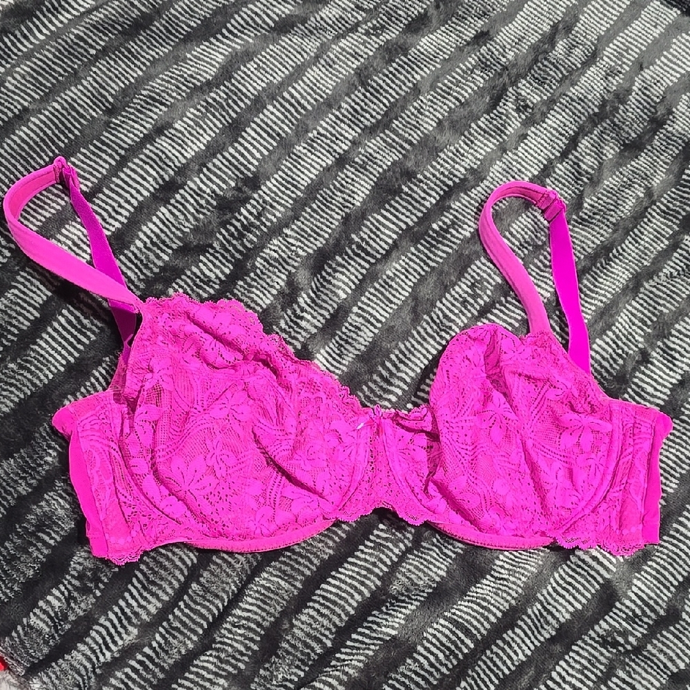 Lace Underwire Bra in Vibrant Pink